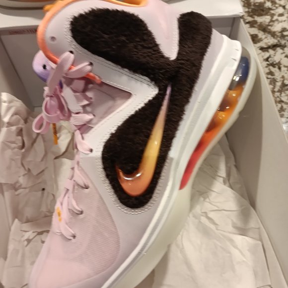 LeBrons basketball sneakers - Picture 4 of 7